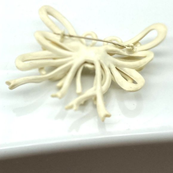 Vintage Celluloid White Bow Brooch, Dimensional Thin Ribbon Lapel Pin - Picture 5 of 5